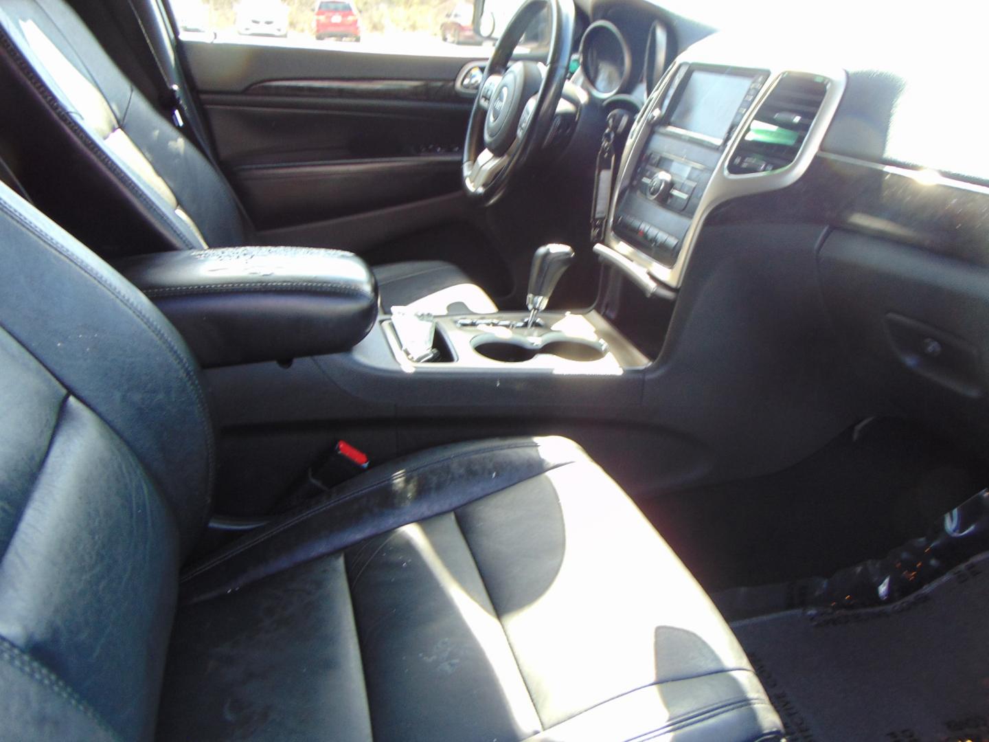 2012 White Jeep Grand Cherokee (1C4RJFAG9CC) with an V6 Flex Fuel 3.6 Liter engine, Automatic, 5-Spd transmission, located at 2105 Dixie Hwy, Louisville, KY, 40210, (502) 772-3333, 38.220932, -85.795441 - Photo#6